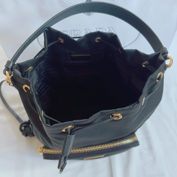 Prada bucket bag - Picture 5 of 15